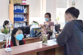 Người dân đến liên hệ Cơ quan BHXH TP.HCM lúc dịch bệnh chưa bùng phát tại TP.HCM. Ảnh: NGUYỄN HIỀN