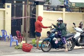 Người dân vẫn lén bán hàng ở tuyến hẻm, vỉa hè
