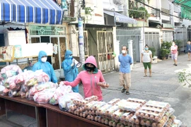 Đội phản ứng nhanh giúp người nghèo trong mùa dịch