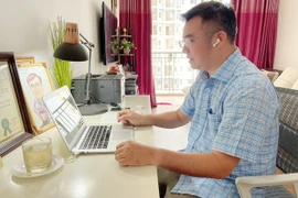 TS Lê Minh Công đang tư vấn online cho các bệnh nhân trong dự án “Chăm sóc sức khỏe tâm thần trong đại dịch”. Ảnh: NVCC