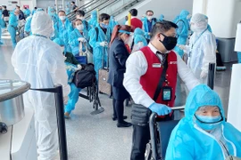 Đã đến lúc mở lại dần đường bay, giải cứu ngành hàng không