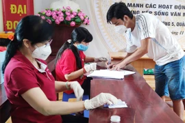 Đến tận nhà dân trao tiền hỗ trợ đợt 3