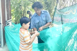 Không được đi học vì giấy khai sinh không có tên cha