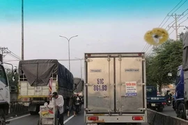 Đồng loạt xử lý buôn bán hàng rong cho tài xế trên quốc lộ 1