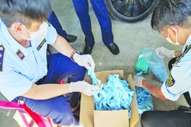 Tháng 8-2021, quản lý thị trường TP.HCM phát hiện lô vật tư y tế không rõ nguồn gốc, xuất xứ. Ảnh: TT