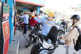 Giảm thuế để hạ giá xăng: 1 mũi tên trúng 2 đích