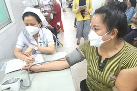 Người dân khám chữa bệnh tại BV Lê Văn Thịnh. Ảnh: TRẦN NGỌC