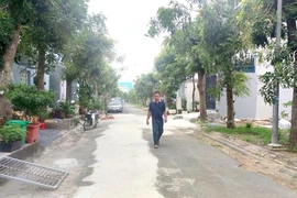 Người dân sống tại lô A, B khu dân cư 13C mong được sớm cấp sổ hồng. Ảnh: NGUYỄN HIỀN