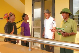 Người dân bản Lâm Ninh đến nay vẫn bàn nhau rằng Trưởng bản Hồ Hơn rất hào phóng trong phong trào hiến đất. Ảnh: BẢO THIÊN