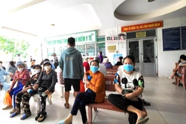 Người dân chờ cấp phát thuốc bảo hiểm y tế tại BV đa khoa quận Cái Răng, TP Cần Thơ. Ảnh: CHÂU ANH