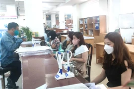 Người lao động đến cơ quan BHXH TP.HCM để làm các thủ tục liên quan đến BHXH. Ảnh: NGUYỄN HIỀN