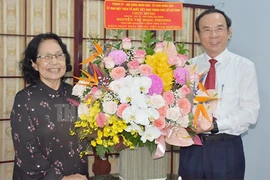 Bí thư Thành ủy TP.HCM Nguyễn Văn Nên tặng hoa chúc mừng GS-BS Nguyễn Thị Ngọc Phượng. Ảnh: Thanhuytphcm.vn