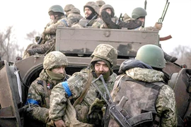 Binh sĩ Ukraine trên một con đường bên ngoài TP Bakhmut thuộc tỉnh Donetsk, miền Đông Ukraine ngày 6-3. Ảnh: AP