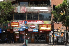 Hàng loạt mặt bằng đất vàng treo bảng cho thuê. Ảnh: MINH LONG