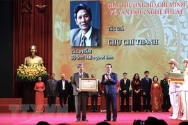 Chủ tịch nước Võ Văn Thưởng trao tặng Giải thưởng Hồ Chí Minh cho tác giả Chu Chí Thành, nguyên PV Thông tấn xã Việt Nam, với bộ ảnh “Hai người lính”. Ảnh: LÂM KHÁNH/TTXVN