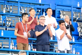 HLV Troussier cùng các trợ lý đi khắp các sân bóng để tìm kiếm và thẩm định phong độ của các cầu thủ. Ảnh: ANH PHƯƠNG