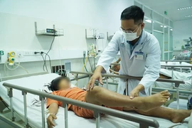 Một trong hai bệnh nhân ngộ độc botulinum đang điều trị tại BV Chợ Rẫy. Ảnh: BVCC