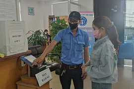 Người lao động đang làm thủ tục liên quan đến BHXH tại BHXH TP.HCM. Ảnh: NGUYỄN HIỀN