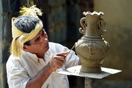Người làm gốm tại làng gốm Chăm Bàu Trúc, thị trấn Phước Dân, huyện Ninh Phước, Ninh Thuận. Ảnh: THANH HÀ/TTXVN