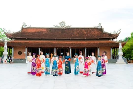 Bộ sưu tập áo dài Việt Nhật với thông điệp mong ước mối quan hệ hợp tác Việt Nam - Nhật Bản sẽ mãi trường tồn. Ảnh: NHẪN NAM