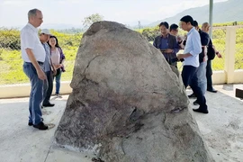 Bia đá cổ Tư Lương được xây dựng mái tôn, xi măng bịt kín. Ảnh: LÊ KIẾN