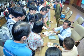 Thí sinh tìm hiểu và đăng ký xét tuyển đại học tại các trường ở TP.HCM. Ảnh: CTV