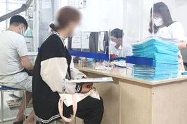 Người dân đến văn phòng công chứng thực hiện các thủ tục công chứng. Ảnh: NGUYỄN HIỀN