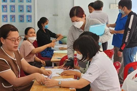 Phụ huynh đến nộp hồ sơ nhập học tại Trường THPT Võ Trường Toản, quận 12. Ảnh: NGUYỄN QUYÊN