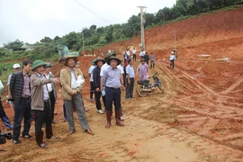 Chủ tịch UBND tỉnh Lâm Đồng Trần Văn Hiệp kiểm tra tình trạng sụt lún ở hồ chứa nước Đông Thanh. Ảnh: VT