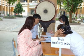 Phụ huynh đến làm hồ sơ nhập học lớp 6 cho con tại Trường THCS Trường Thọ, TP Thủ Đức, TP.HCM. Ảnh: AQ
