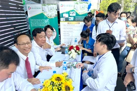 Ban giám đốc BV đa khoa khu vực Thủ Đức phỏng vấn nhanh các ứng cử viên đăng ký nơi làm việc tại bệnh viện. Ảnh: CTV