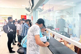Nhiều người đến làm thủ tục thu hồi đăng ký, biển số xe tại Đội Đăng ký, quản lý phương tiện giao thông cơ giới đường bộ TP.HCM. Ảnh: HT