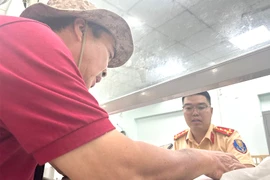 Người dân đến làm thủ tục đăng ký xe tại Đội Đăng ký, quản lý phương tiện giao thông cơ giới đường bộ TP.HCM. Ảnh: HUỲNH THƠ