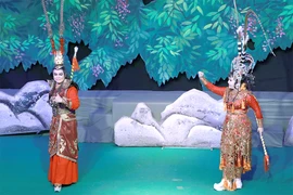 NSƯT Tú Sương và Kim Nhuận Phát trong vở Mộc Quế Anh dâng cây. Ảnh: VĂN HÀ