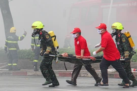 Diễn tập PCCC tại một tòa nhà ở quận 1, TP.HCM. Ảnh: HUỲNH THƠ