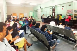 Người lao động đang chờ làm thủ tục tại Trung tâm Dịch vụ việc làm TP.HCM. Ảnh: VÕ THƠ