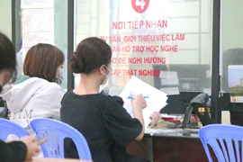 Người dân chờ để làm thủ tục nhận trợ cấp thất nghiệp. Ảnh: MT