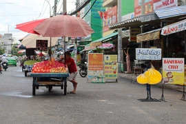 Tại tuyến đường Phạm Văn Bạch, nhiều biển hiệu quảng cáo để tràn lan xuống cả lòng đường. Ảnh: TRẦN MINH