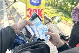 SIM rác vẫn được bán tràn lan ở lề đường, ai muốn mua bao nhiêu SIM cũng được, nhà mạng nào cũng có. Ảnh: HT