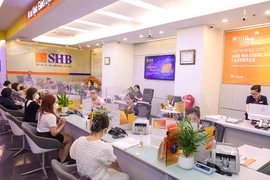 Tùy thời điểm, người dân sẽ được hưởng lợi ít nhiều từ chính sách giảm lãi suất áp dụng rộng rãi tại các ngân hàng. Ảnh: T.LINH