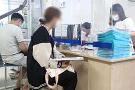Người dân đến văn phòng công chứng thực hiện các thủ tục công chứng. Ảnh: NGUYỄN HIỀN