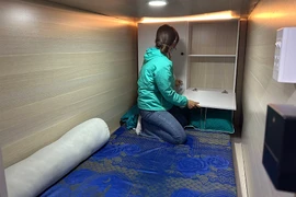 Không gian bít bùng, chỉ để được một chiếc nệm đơn bên trong một hộp ngủ. Ảnh: N.YÊN