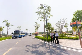 Khách hàng đi tham quan một dự án đất nền tại tỉnh Bình Phước. Ảnh: Q.HUY