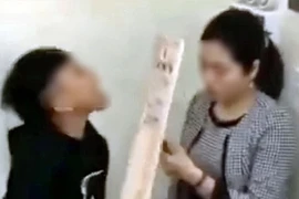 Một nam sinh có lời lẽ không đúng mực với cô giáo. (Ảnh cắt từ clip)