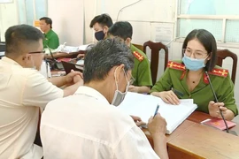 Người dân đến làm thủ tục hành chính tại cơ quan công an. Ảnh: NGUYỄN TÂN