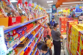 Các siêu thị bắt đầu trưng bày hàng hóa cho mùa mua sắm Tết 2024, mùa mua sắm lớn nhất trong năm. Ảnh: TÚ UYÊN 