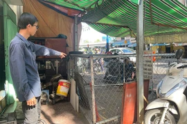 Việc trước nhà bị rào chắn đã gây bất tiện cho người dân. Ảnh: TRẦN MINH