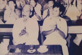 Chủ tịch Hồ Chí Minh và đồng chí Nguyễn Chí Thanh tại Đại hội Đảng toàn quân năm 1960. Ảnh tư liệu