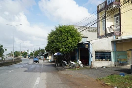 Nhiều hộ dân sinh sống ven Quốc lộ 1A, đoạn qua xã Tam Xuân mong chờ nhận đất, chuyển đến nơi ở mới. Ảnh: THANH NHẬT