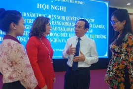 Bí thư Thành ủy TP.HCM trò chuyện với hiệu trưởng các trường bên lề hội nghị. Ảnh: NGUYỄN QUYÊN
